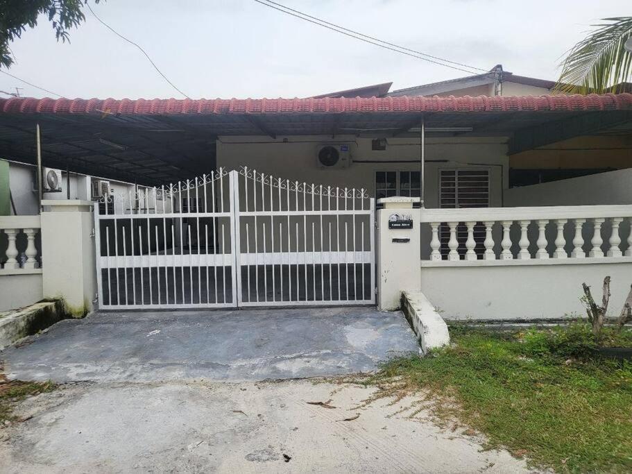 Casa Aira Cozy & Comfy Home Kampong Kepayang Esterno foto